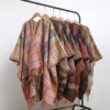Poncho de rizo con ribete de contraste