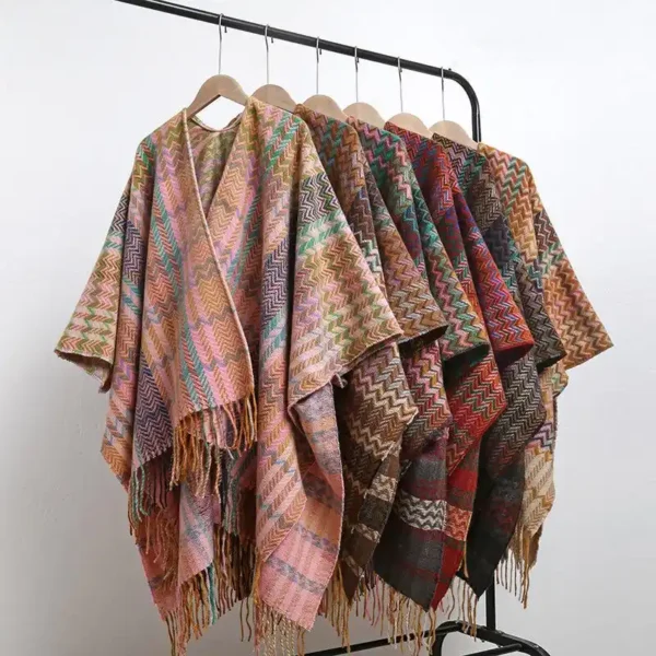 Poncho de rizo con ribete de contraste
