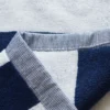 Zweifarbiges Jacquard-Strandtuch mit hochwertiger Textur