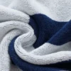 Zweifarbiges Jacquard-Strandtuch mit hochwertiger Textur